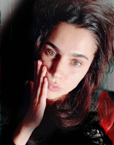 Elçinin makyajsız hali şaşırttı!