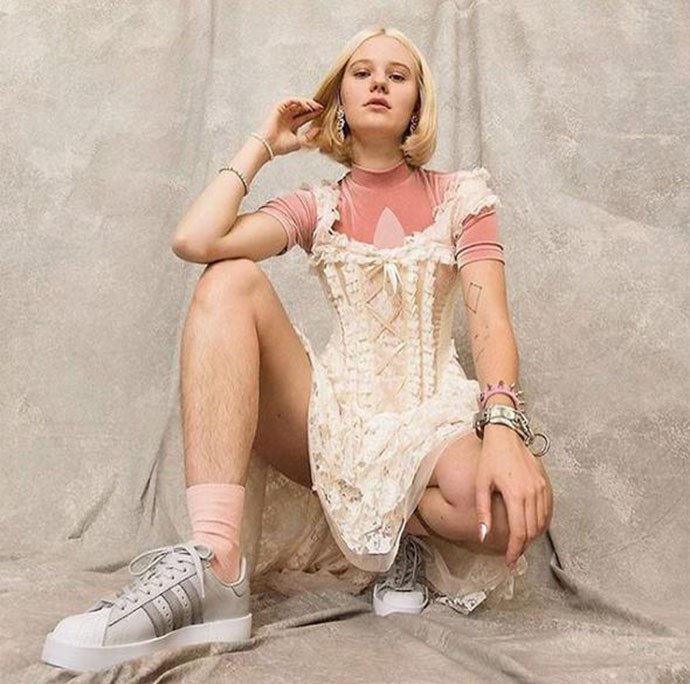 Kıllı model tartışma yarattı!