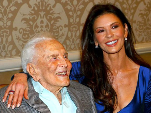 Kocasının gözü önünde öyle bir şey yaptı ki!