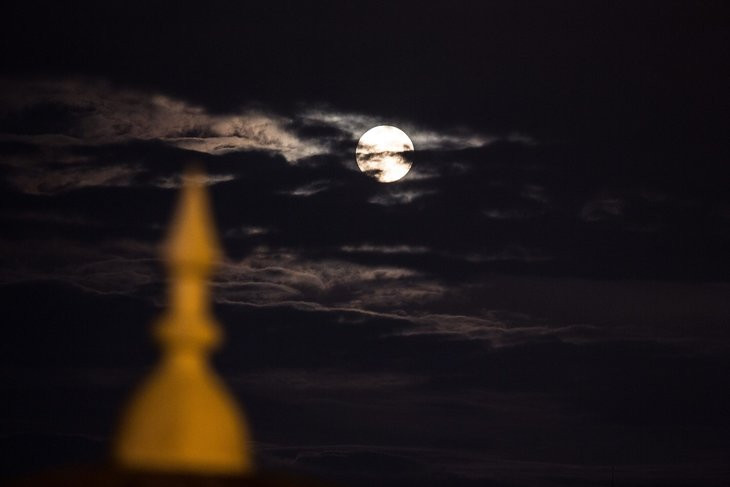 Yılda bir defa görülüyor! Süper ay büyüledi