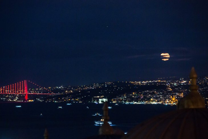 Yılda bir defa görülüyor! Süper ay büyüledi