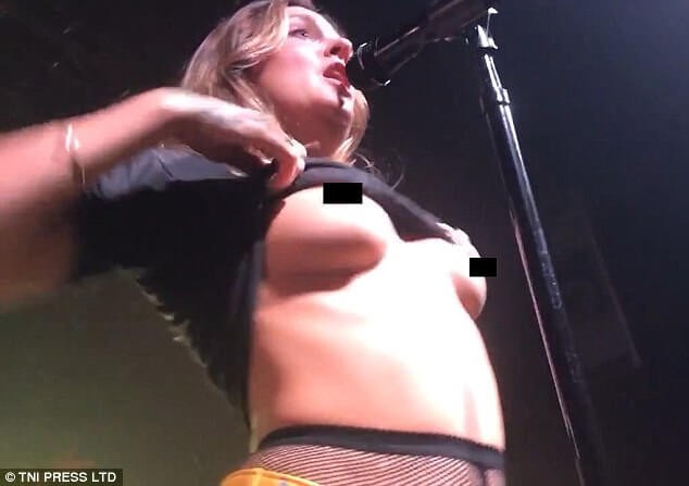 Ünlü şarkıcı konserde göğüslerini açtı