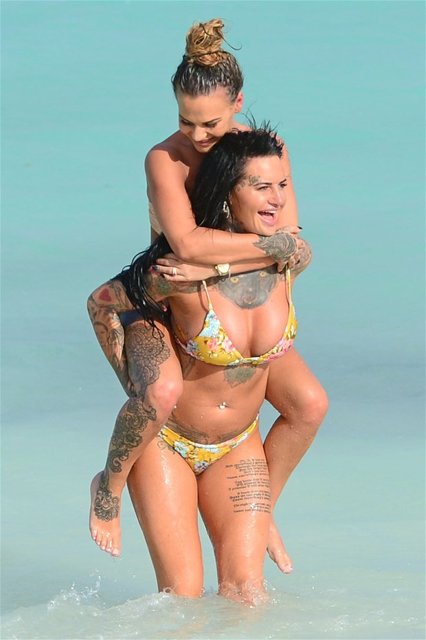 TV yıldızları Chantelle ve Lucy Karayiplerde