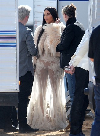 Kim Kardashian kardeşi Kendall Jenner ile filmde sahne aldı