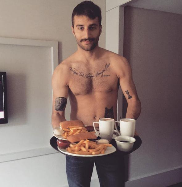 Her sabah kahvaltımı yatağıma getiriyor