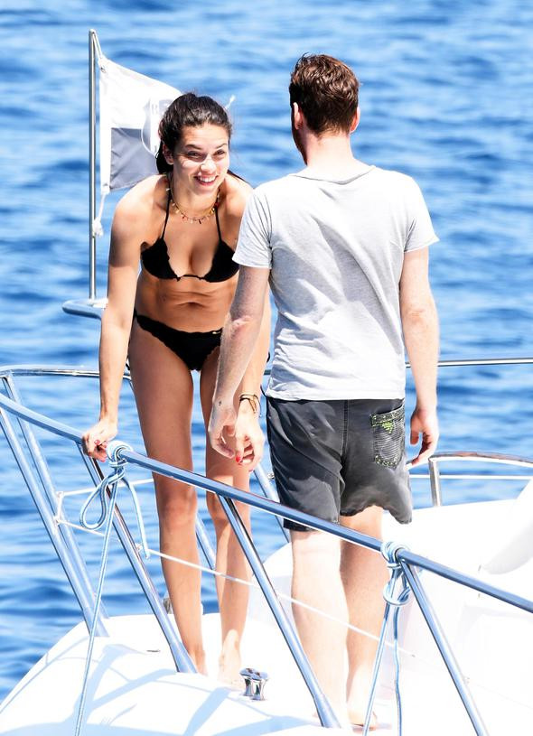 Göbekten kavrayıp sırttan öptü!