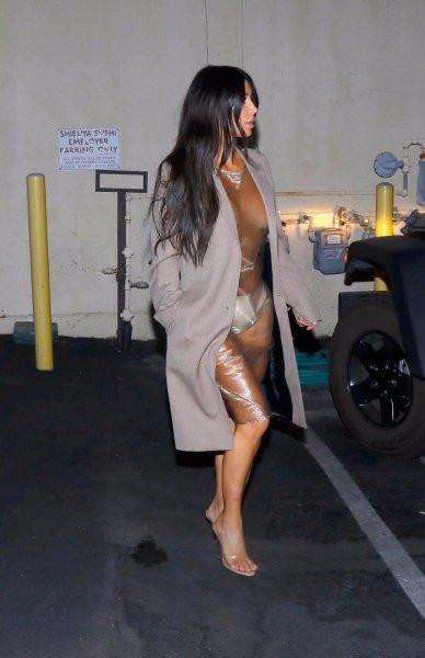 Kim Kardashianın kıyafeti olay oldu