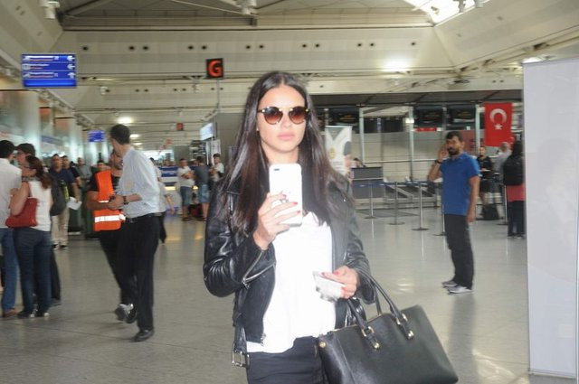 Yenge tek başına Miamiye uçtu!