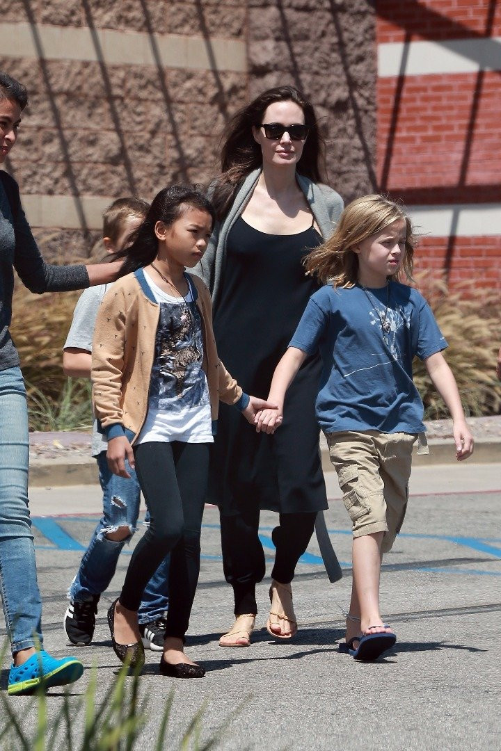 Angelina Jolie çocuklarından ayrılamıyor