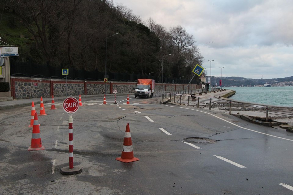 İstanbulda sahil yolu çöktü! Araç trafiğine kapatıldı
