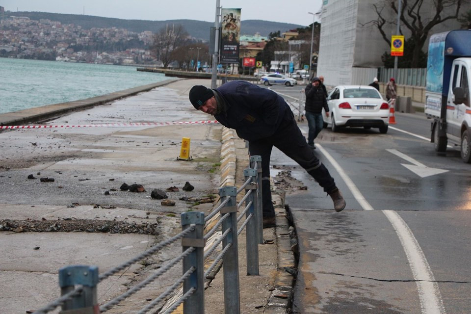 İstanbulda sahil yolu çöktü! Araç trafiğine kapatıldı