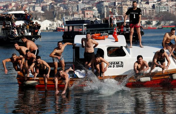 İstanbullu Rumlar Ortaköyde haç çıkardı