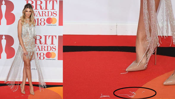 Brit Ödüllerinde Melinda Londonın elbisesi üzerinde döküldü