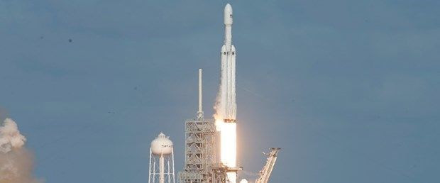 Elon Musk tam bir çılgın!  Uzaya otomobil gönderdi