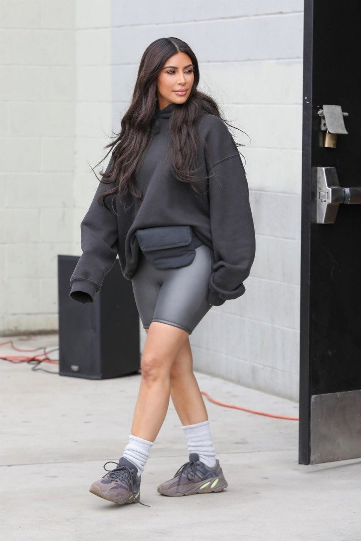 Kim Kardashian okul çocuğu gibi giyindi