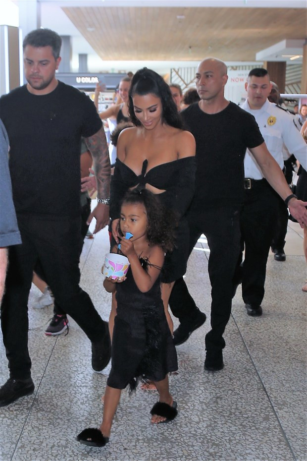 Kim Kardashian yine büyüledi