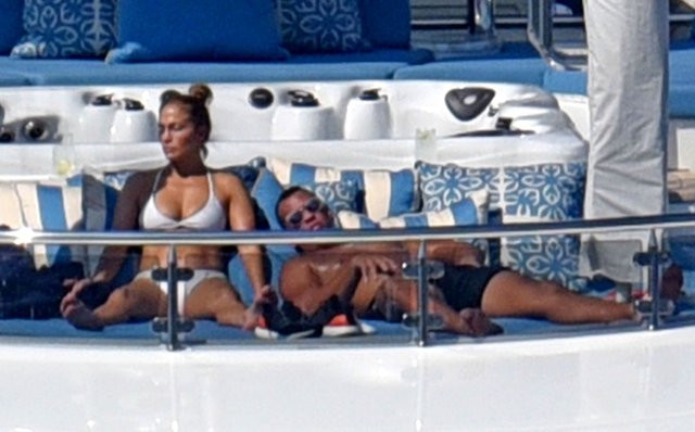 Jennifer Lopez sevgilisiyle mavi turda