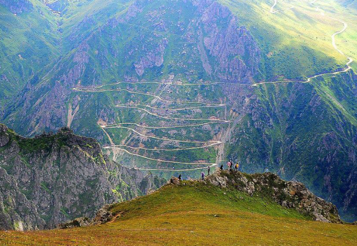 Bu yollarda gitmek usta şöförlük ister!