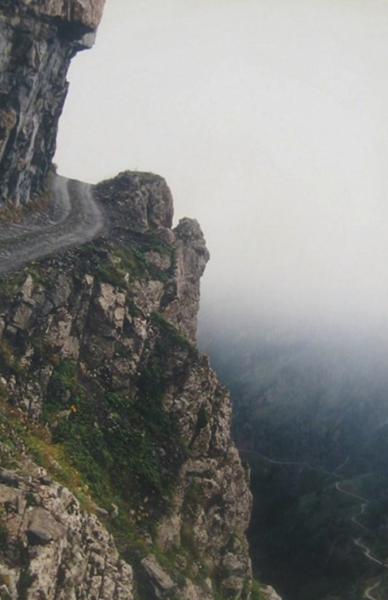 Bu yollarda gitmek usta şöförlük ister!