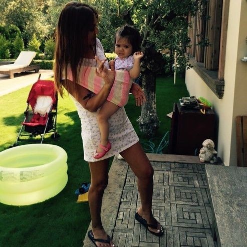 Demet Akalın kızı Hiranın namaz kılarken fotoğrafını paylaştı!